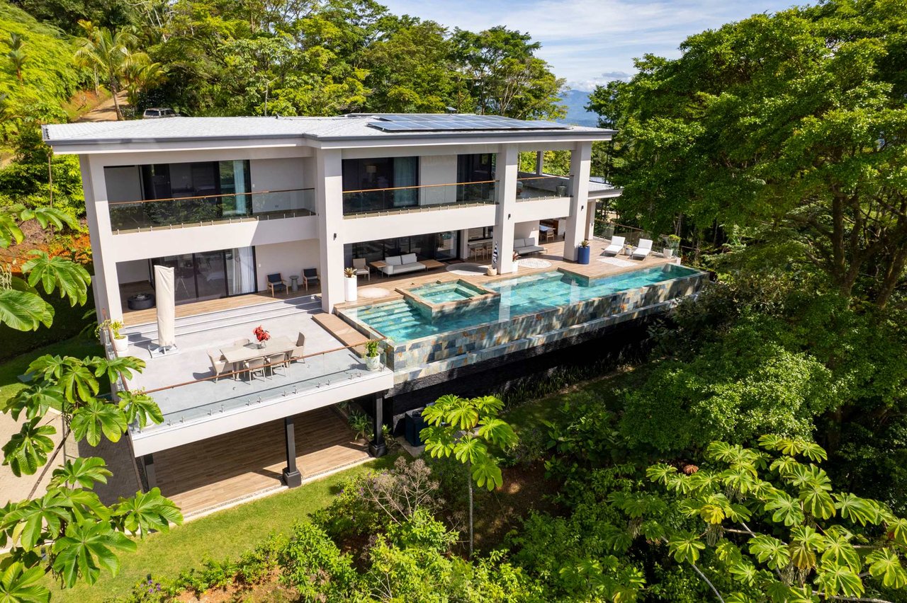 Luxury 4 Bed Ocean View Estate in Costa Verde