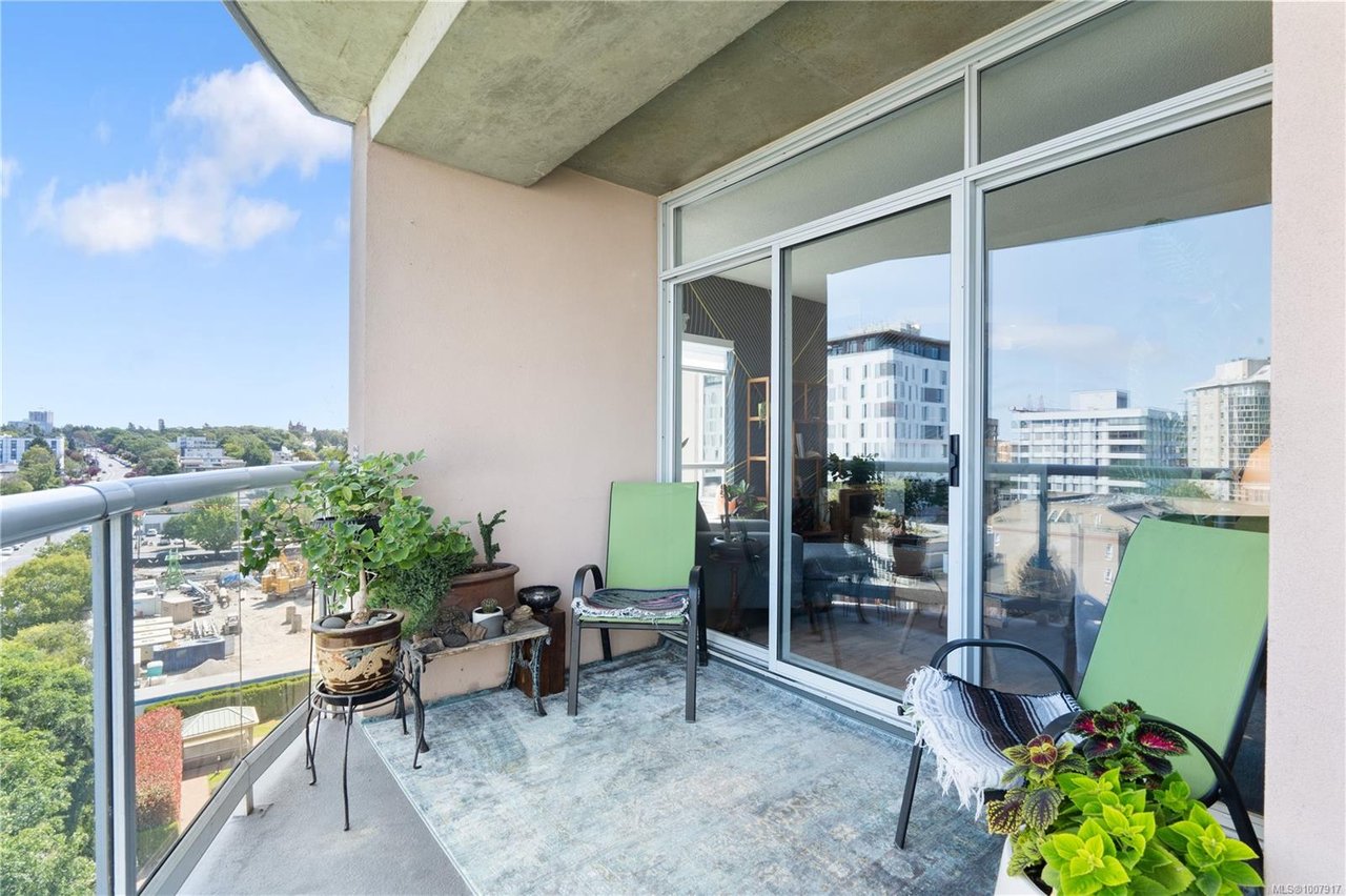 1005-1010 View St