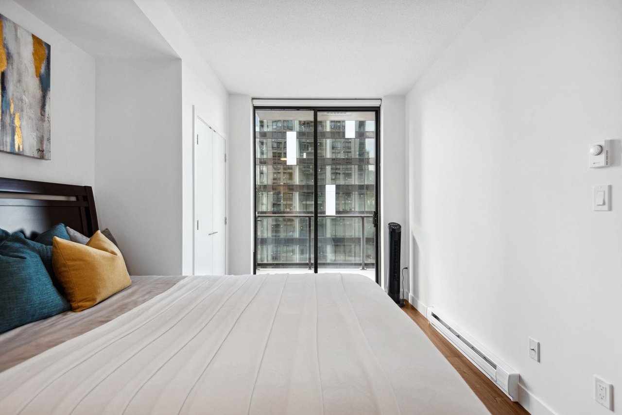 1406-2979 Glen Dr