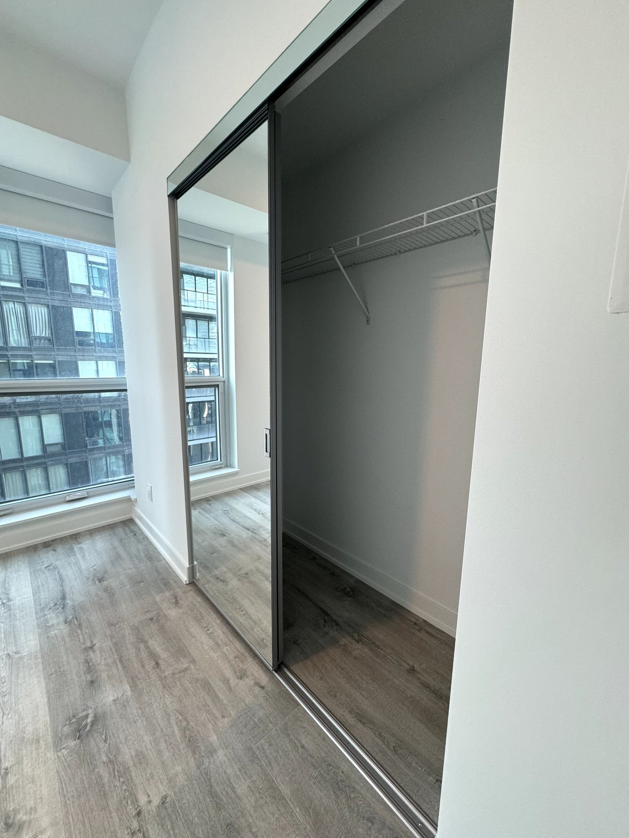  327 King St W Unit: 2105