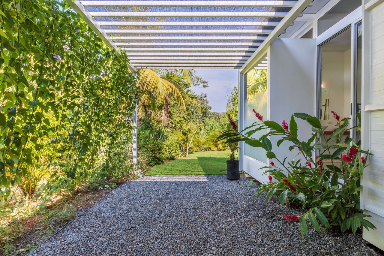 Casa Las Palmeras, Stunning Mountain and Ocean View Home