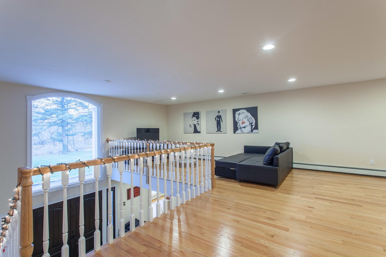 195 Cold Spring Rd, Syosset