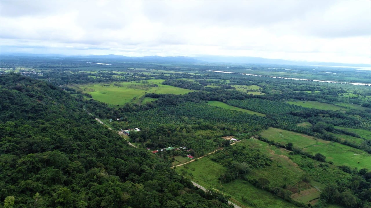 9 acres property with 360 panoramic views and 80m highway frontage