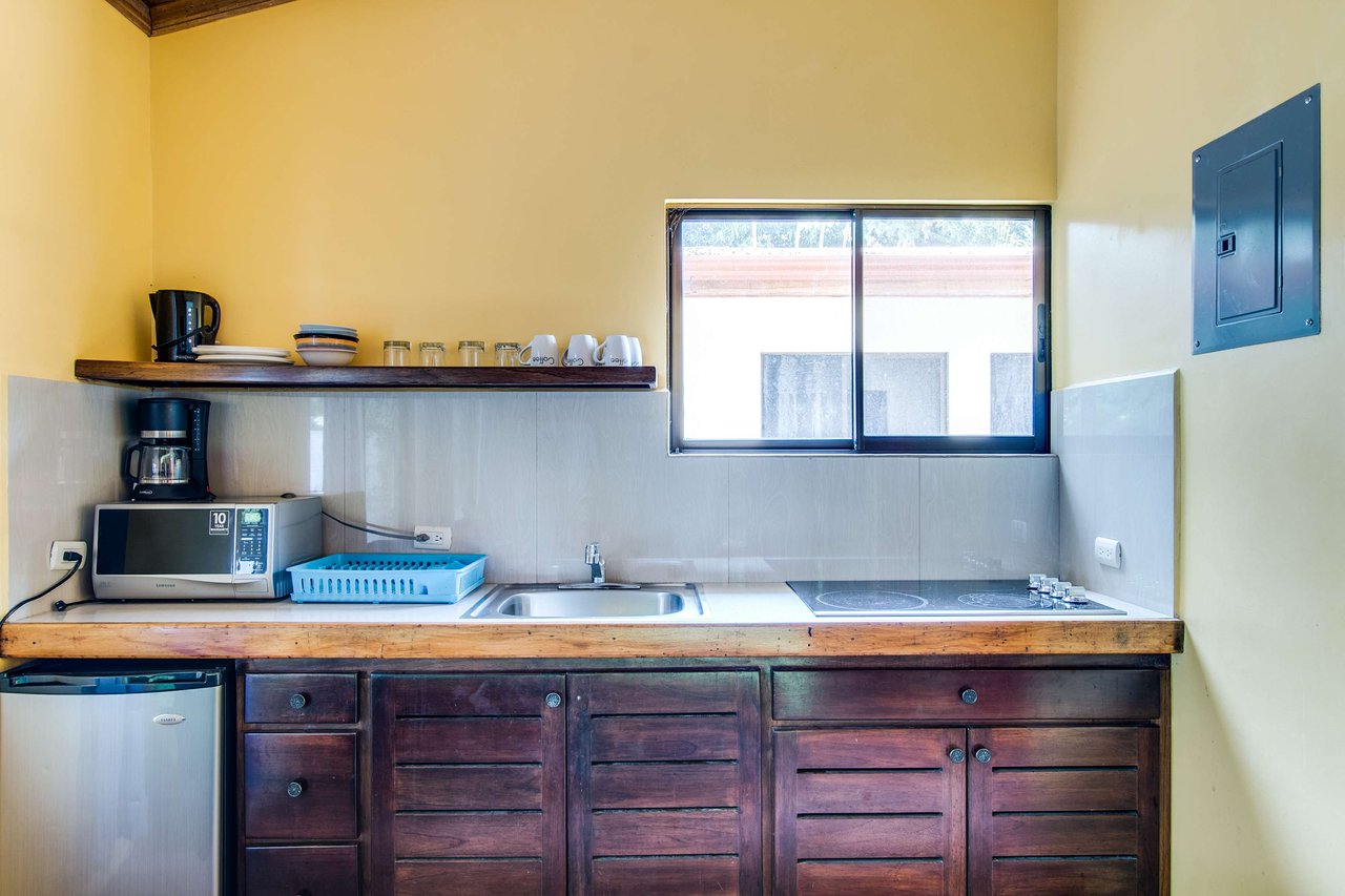 A highly-rated and high-occupancy resort with a hotel, cabins, on-site restaurant and a pool an easy 5-minute walk from PLAYA UVITA and Marino Ballena National Park!