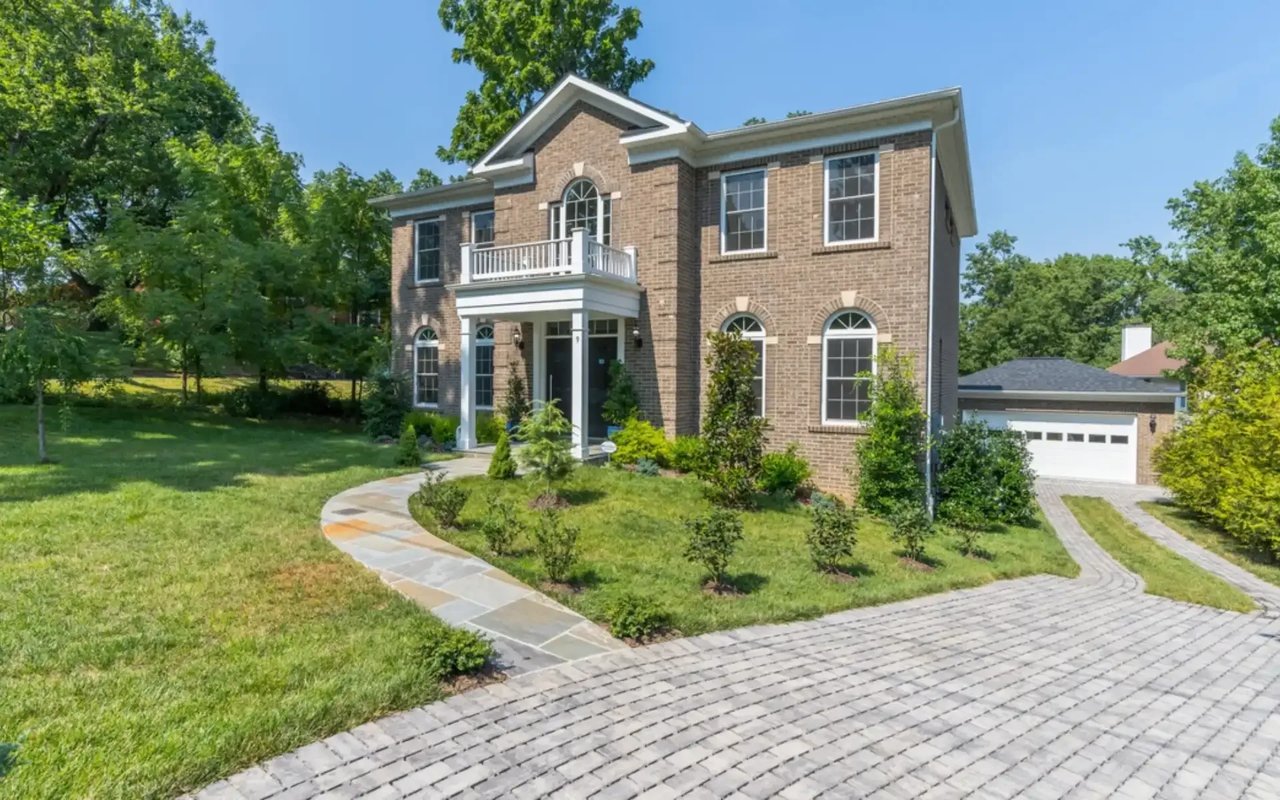 Buying And Selling A House At The Same Time: 2 Vital Questions To Ask