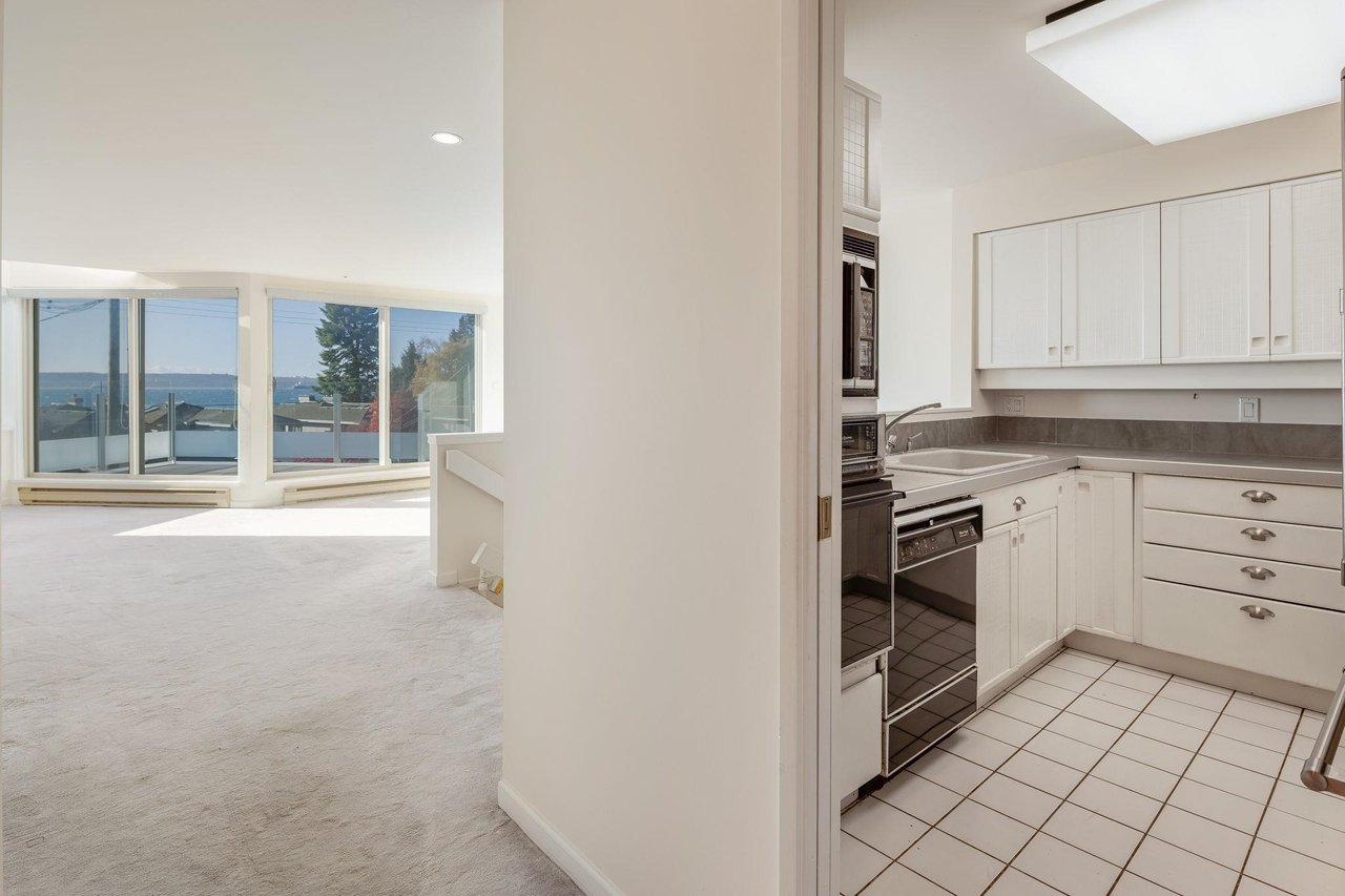 208-2433 Bellevue Ave