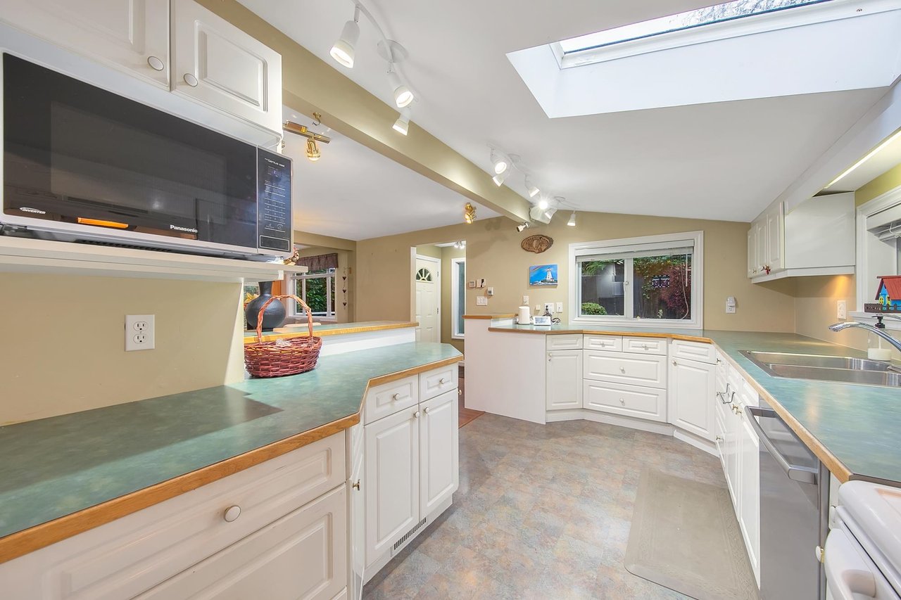 1650 Deep Cove Rd