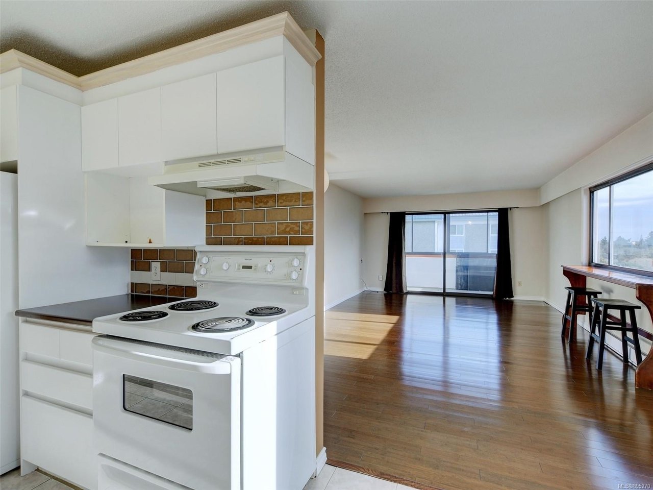 302-929 Esquimalt Rd, Esquimalt