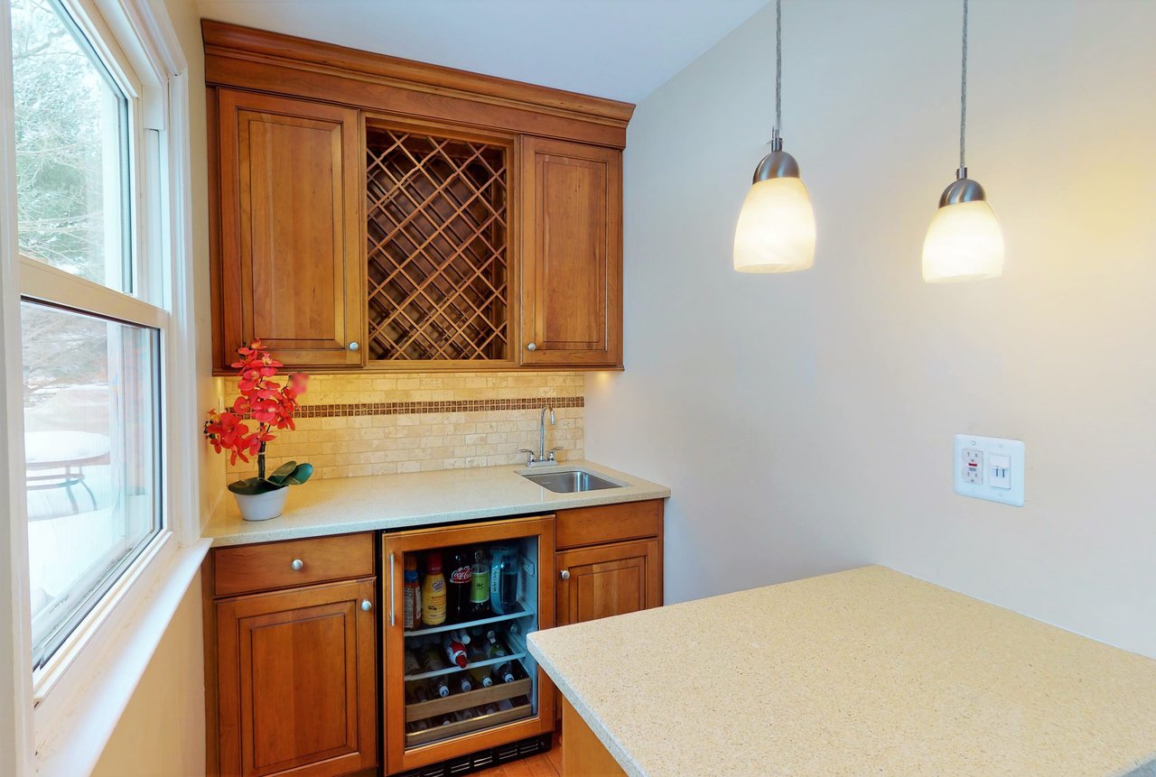 32 LAWRENCIA DR
