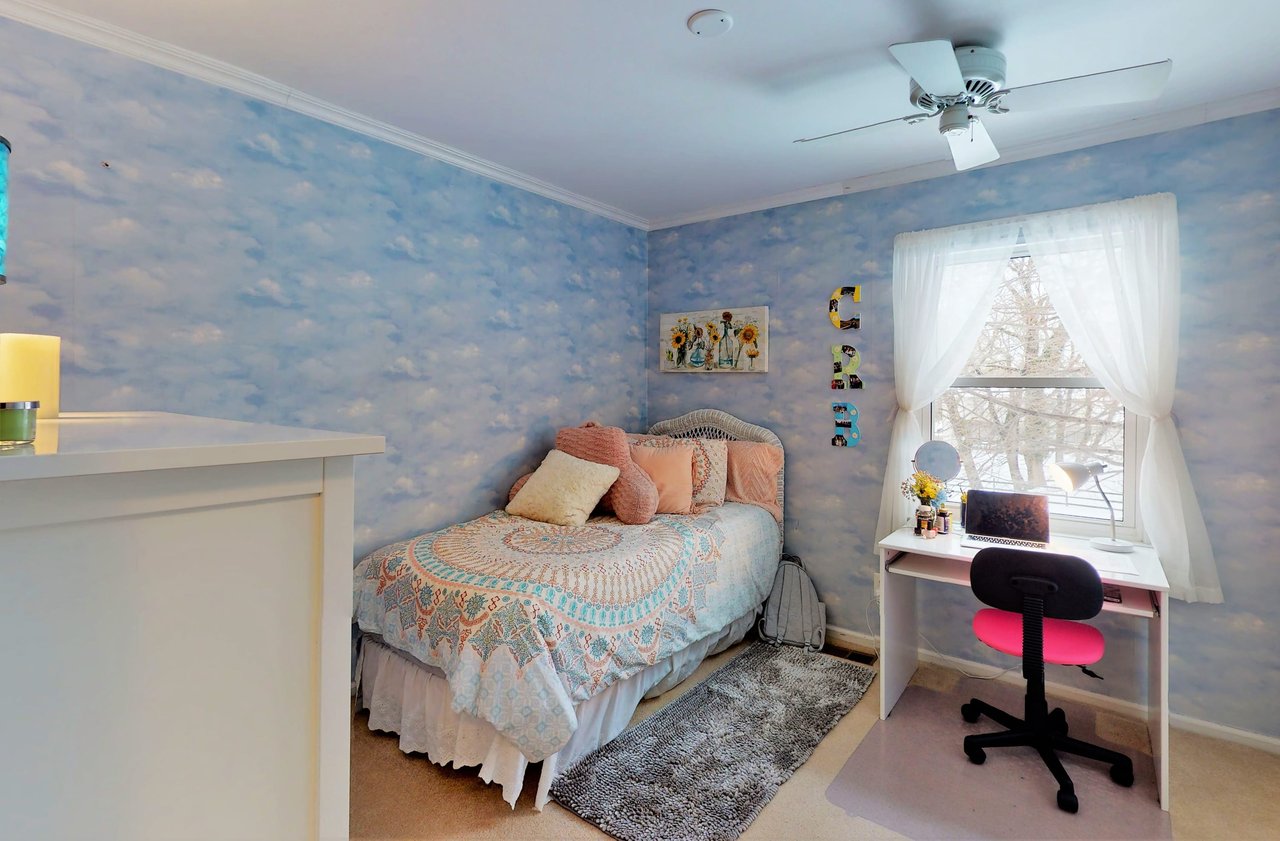 32 LAWRENCIA DR