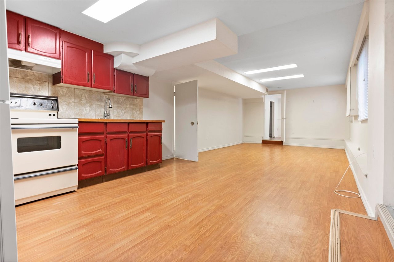 982 E 28th Ave