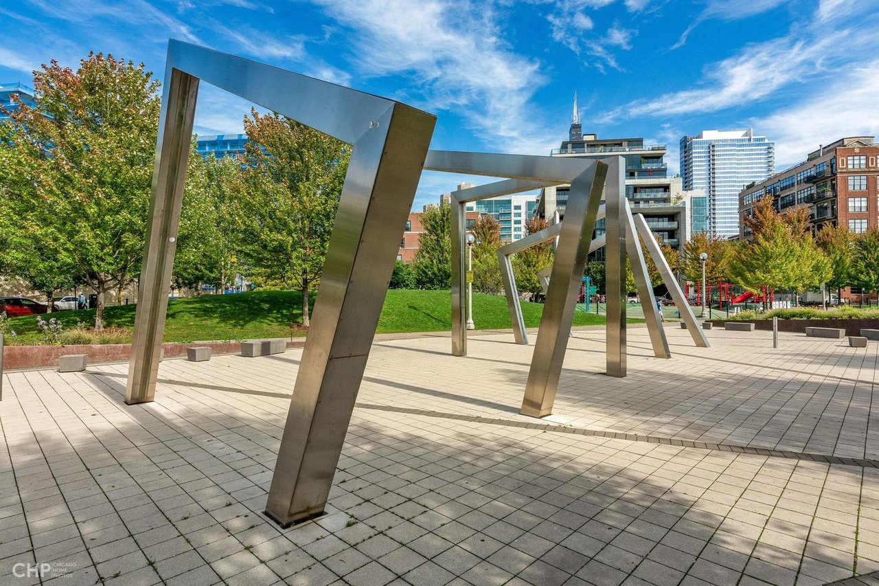 West Loop Luxury: 111 S Peoria St, #210