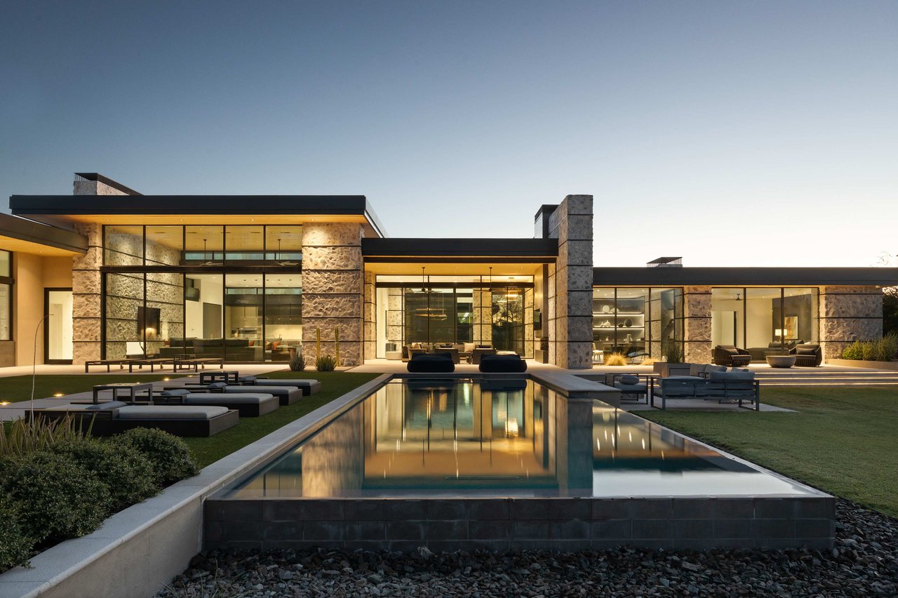 Luxury home in Cameldale Estates in Paradise Valley, AZ