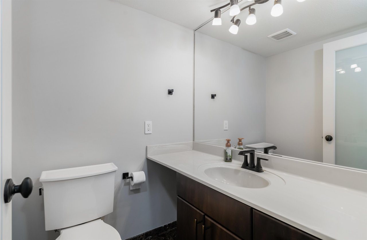 1102-1045 Quayside Dr