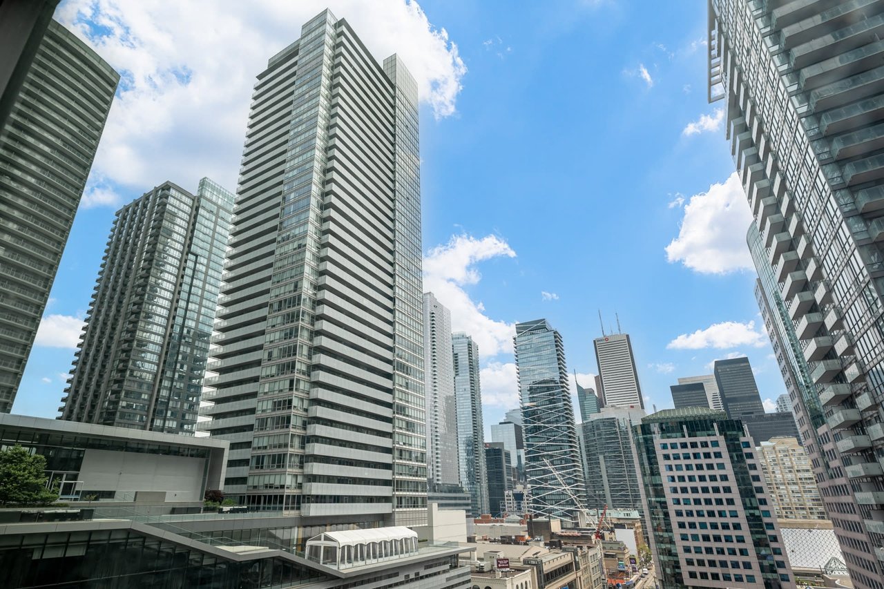 327 King St W Unit: 1101