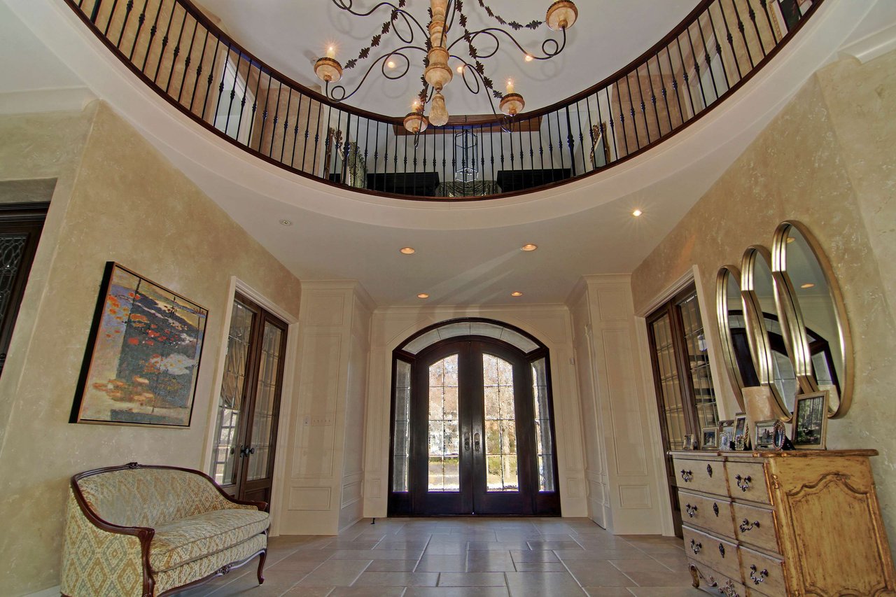 A Spectacular Home to Indulge an Opulent Lifestyle 