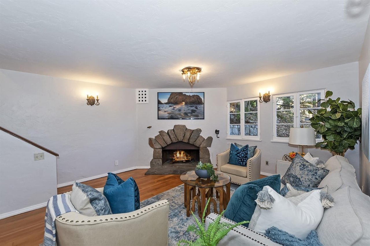 323 Sunset Dr