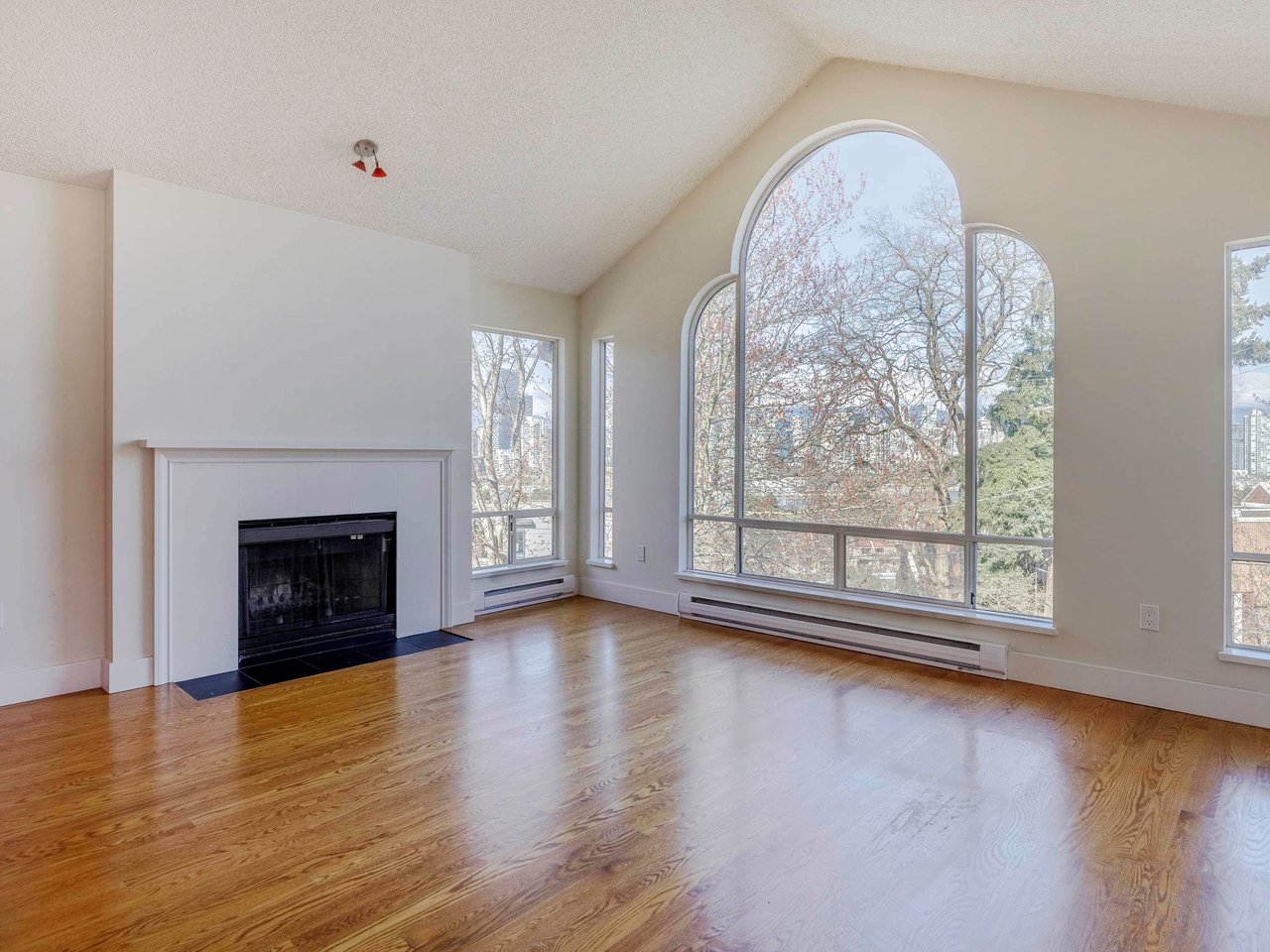303-1100 W 7th Ave