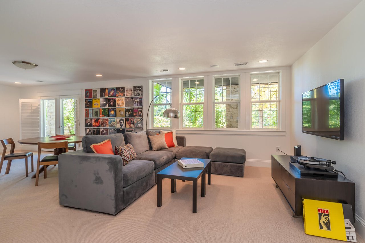 1686 Sunset Blvd