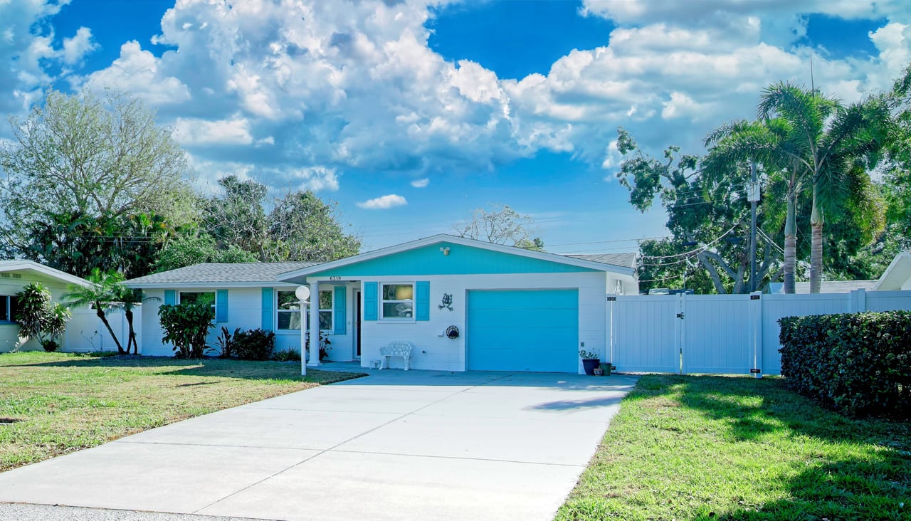 💐🏡UNDER CONTRACT🏡💐 @6319 NUTMEG AVE, SARASOTA, FL 34231