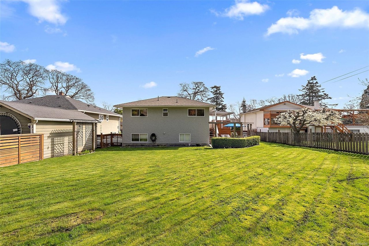 728 Porter Rd, Esquimalt
