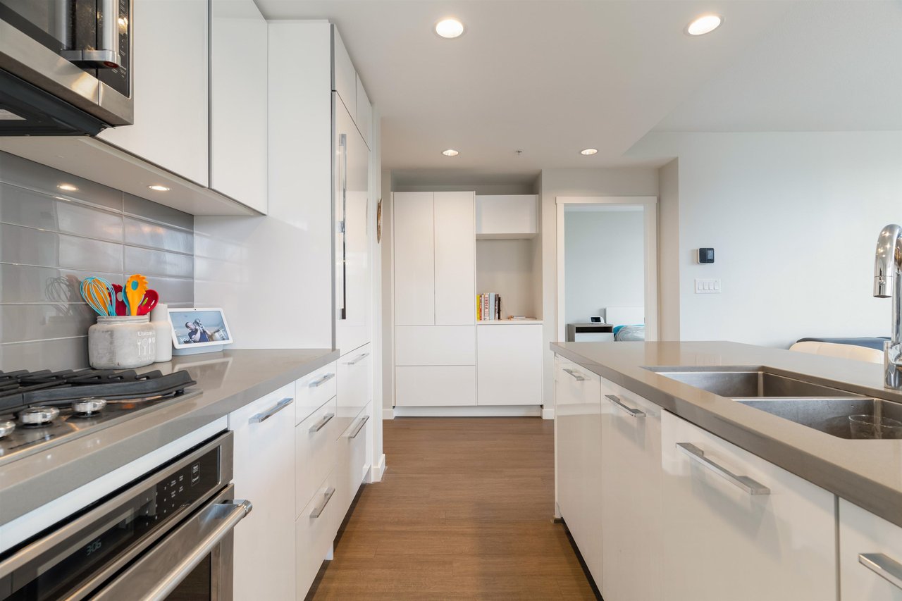 501-3093 Windsor Gate
