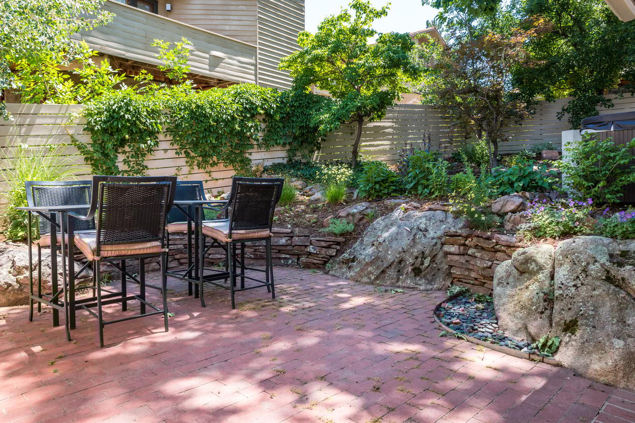 1010 Rosehill Dr