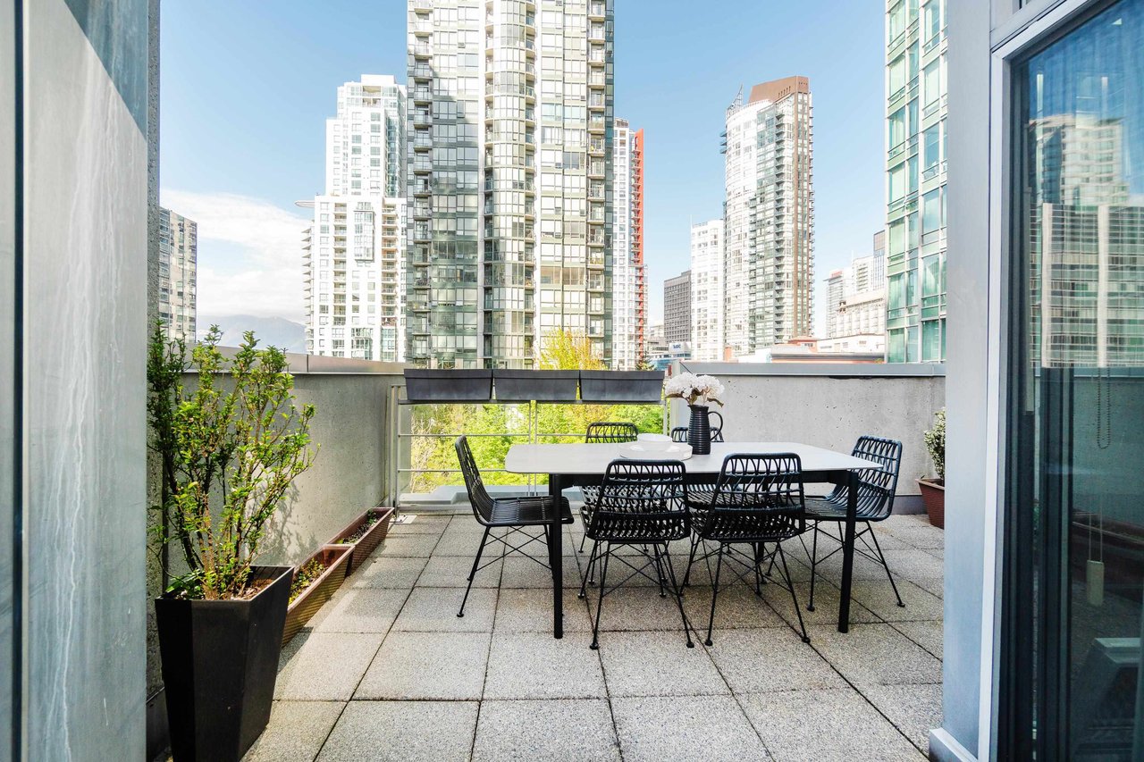 1233 Alberni St
