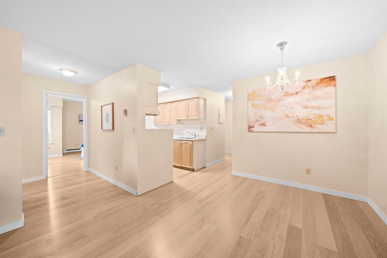 303-2410 Cornwall Ave