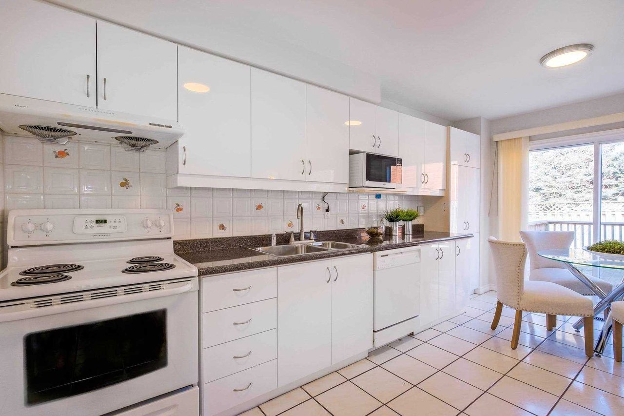 DETACHED CORNER LOT