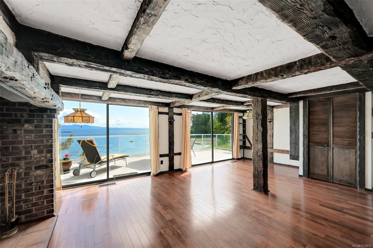 4955 Cordova Bay Rd