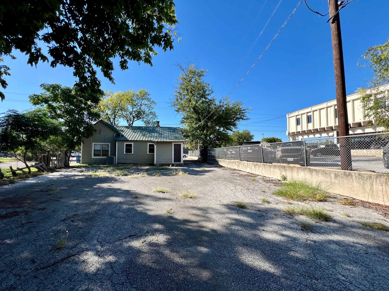 Sidney Baker & Jefferson- PRIME CORNER LOT in Kerrville 