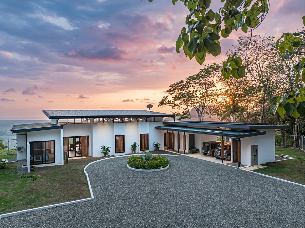 Solar Powered Infinity Pool Home, Ojochal, Puntarenas