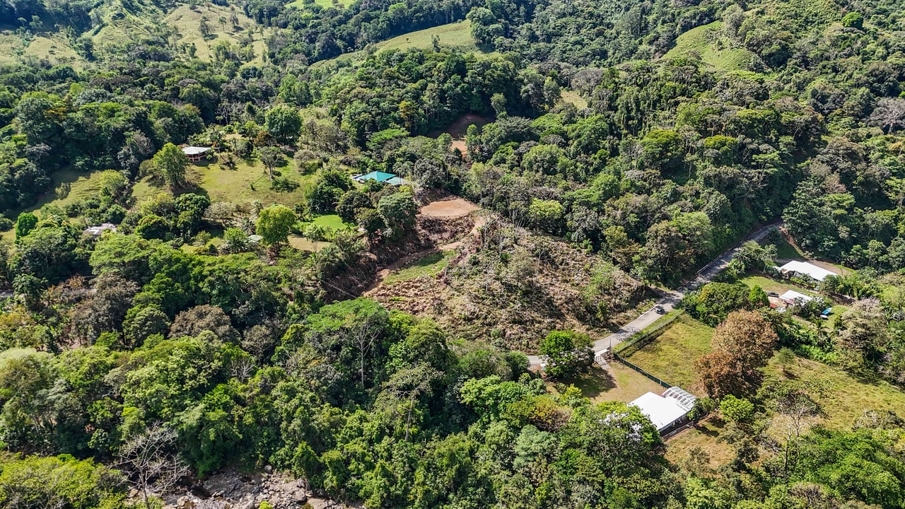 An elevated 1.2 acres lot with two plantels, panoramic mountain and jungle views.