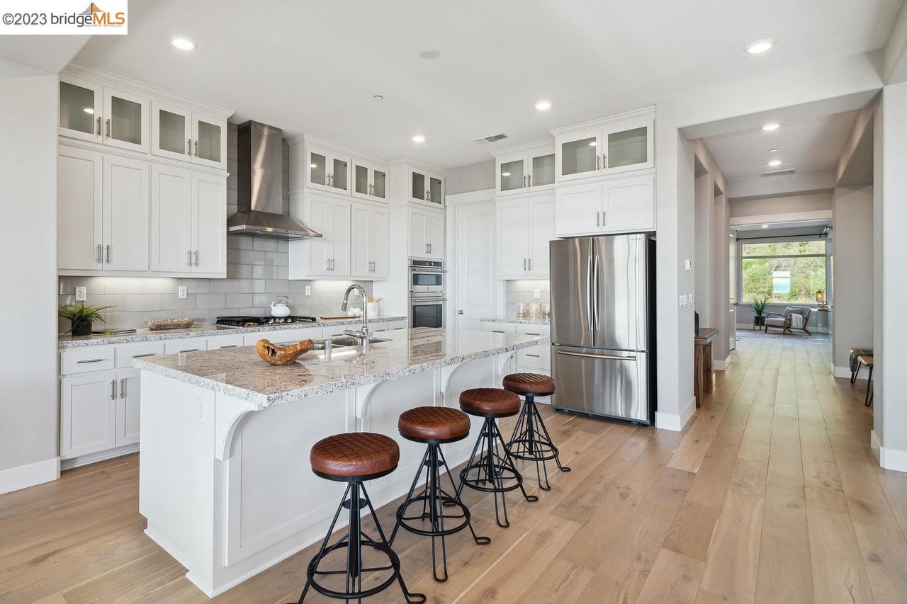 6743 Skyview Dr, Oakland, CA 94605