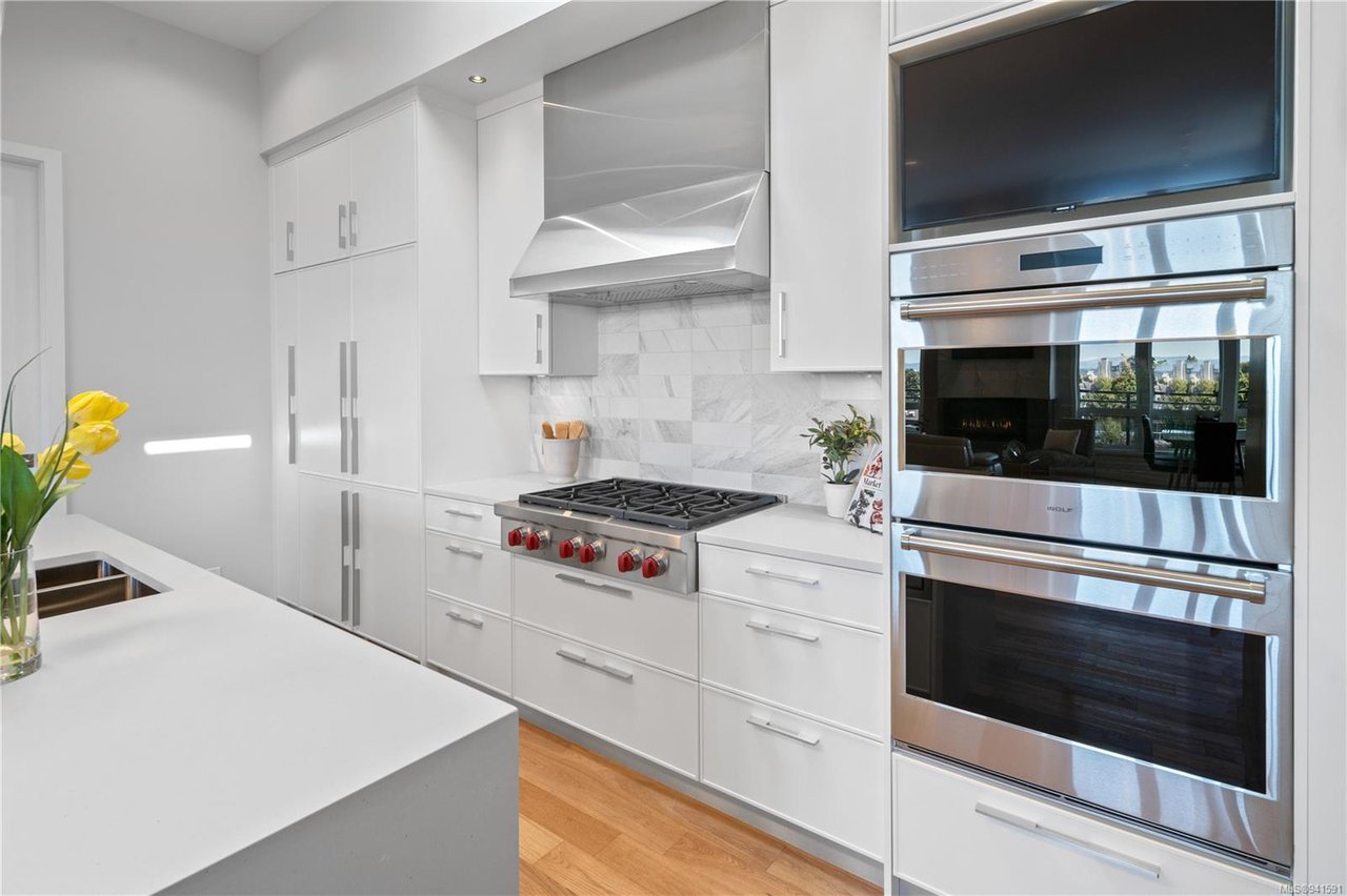 403-1018 Pentrelew Pl
