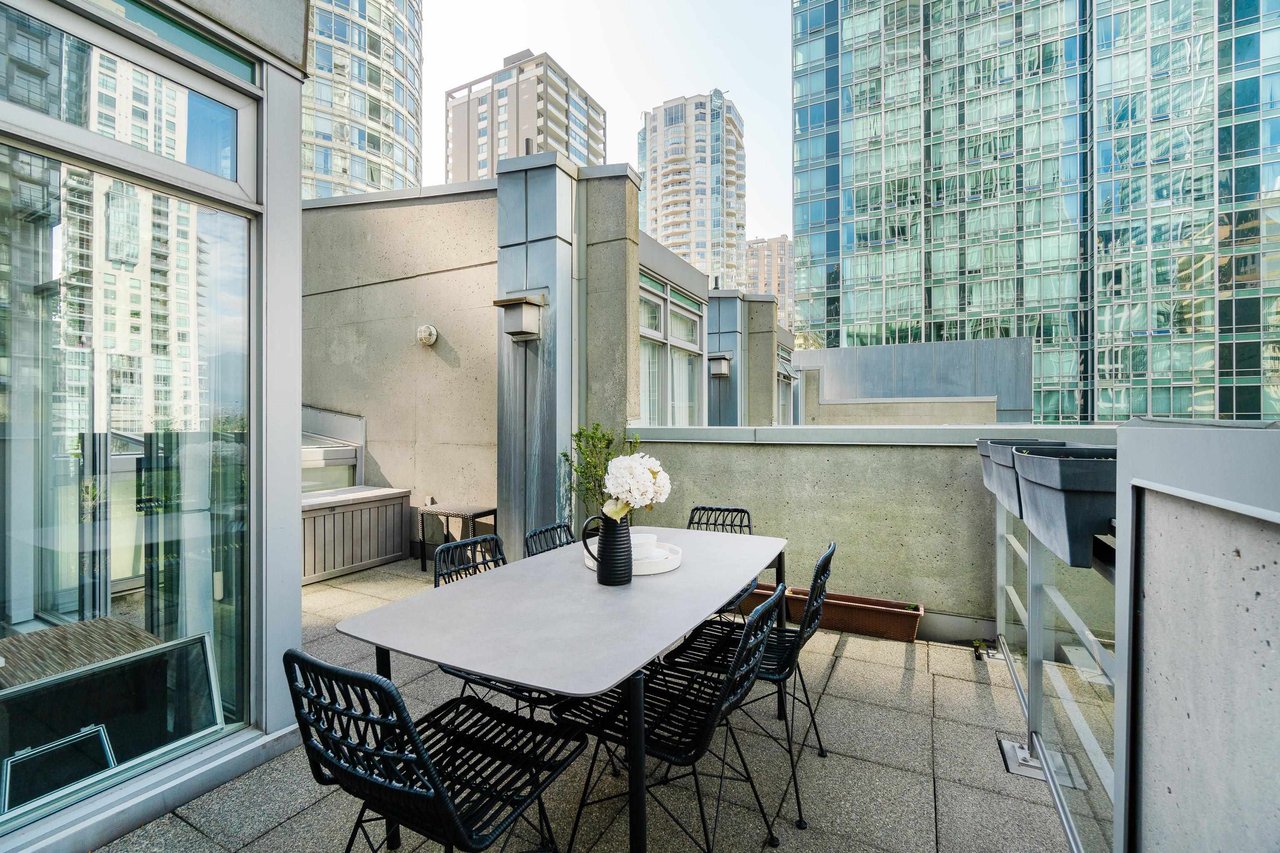 1233 Alberni St