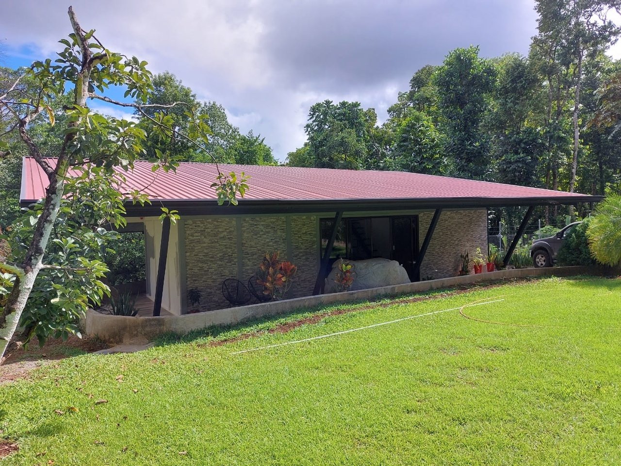 Spacious 2 Bedroom Minutes to the Beach