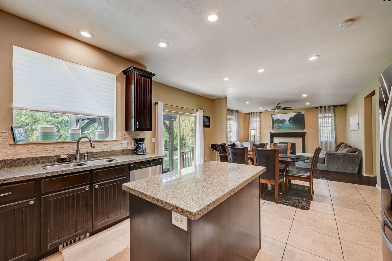 539 E Fireice Rose Ln