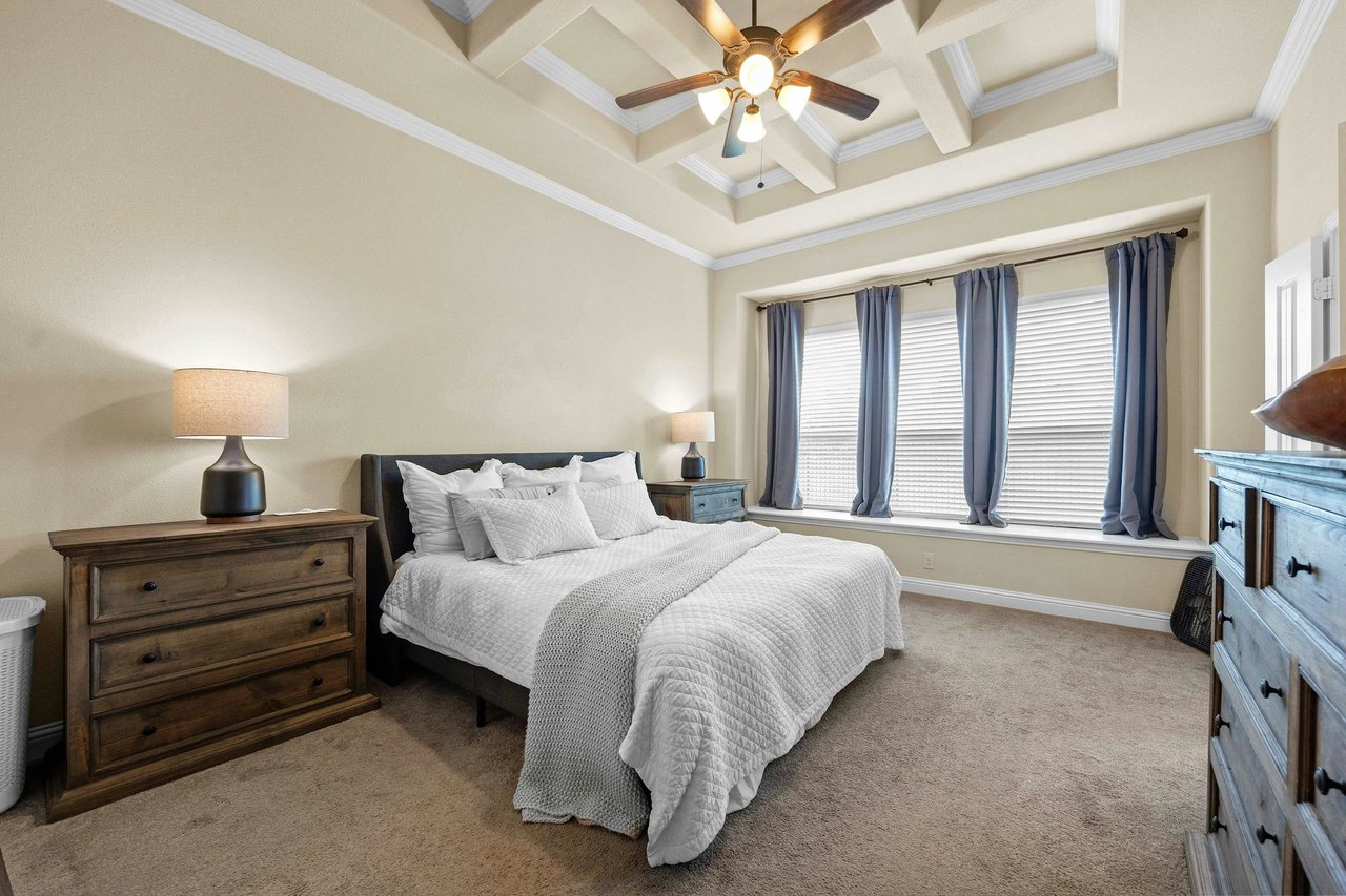 Beautifully Appointed Single-Story in Oak Creek: Modern Floors and Screened-In Patio Overlooking Green Space w/ NO Backyard Neighbor!
