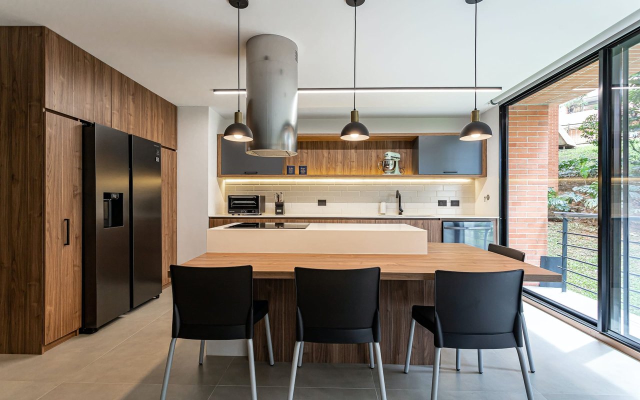 WHY IT’S IMPORTANT TO WORK WITH AN AGENT