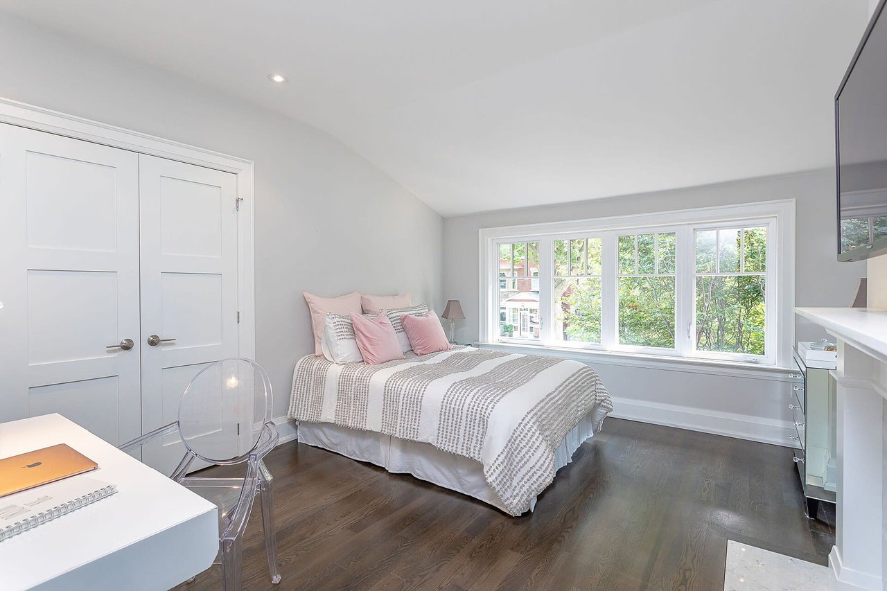 Davisville Village Stylish Reno