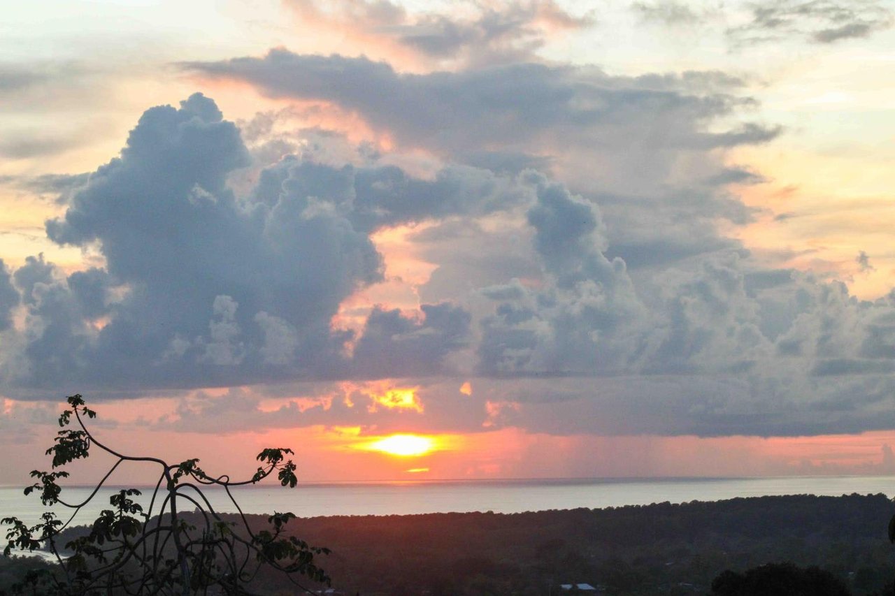 Phenomenal Ocean and Whale Tail View Lot In Uvita