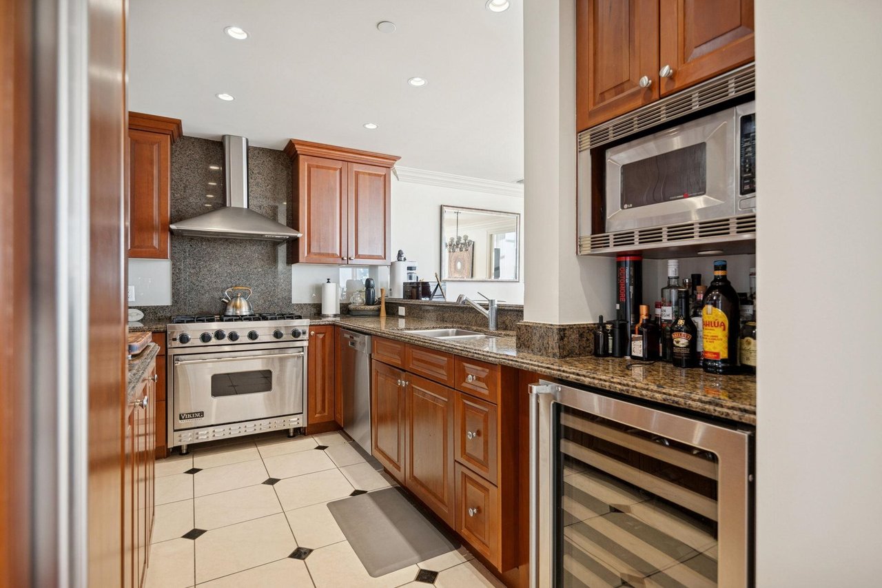 2302-428 Beach Cres