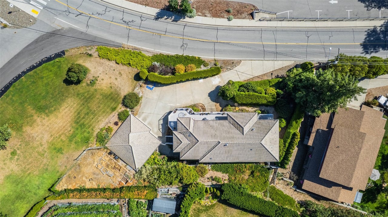 6752 Lakeside Dr
