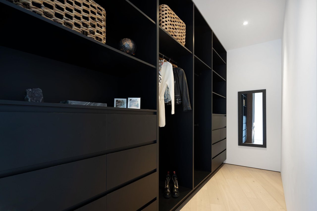 3565 Falcon Cres