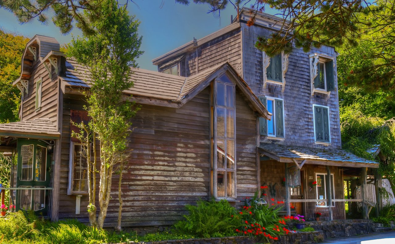 Steidel Gallery in Cannon Beach made from cedar planks and shingles