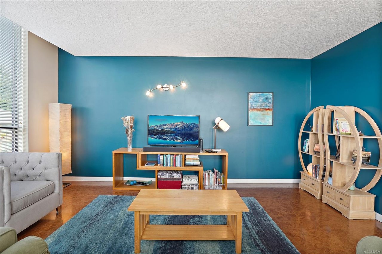 403-829 Goldstream Ave
