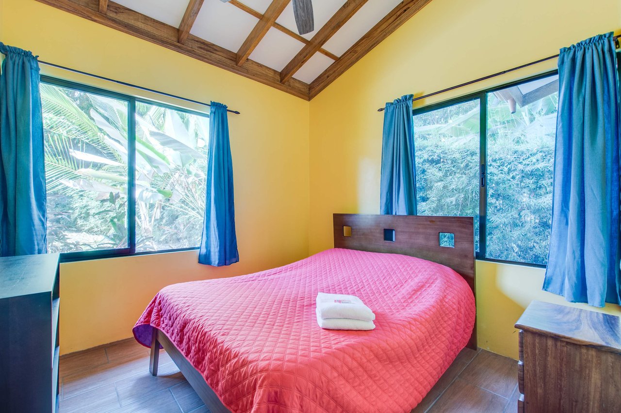 A highly-rated and high-occupancy resort with a hotel, cabins, on-site restaurant and a pool an easy 5-minute walk from PLAYA UVITA and Marino Ballena National Park!