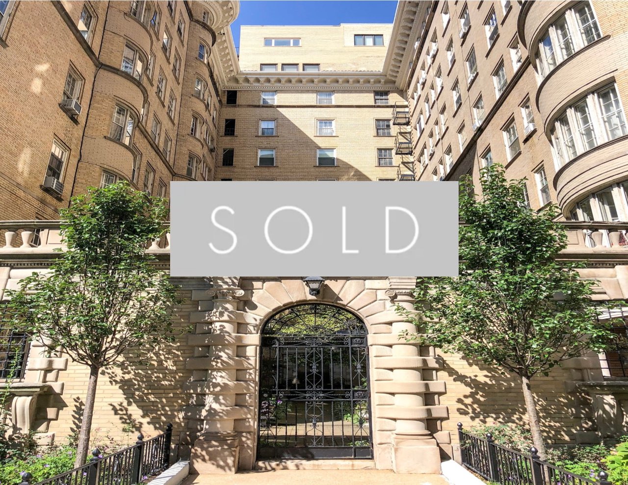 Romantic pied-à-terre in a vintage Gold Coast building 